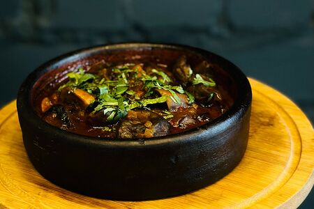 Чашушули с грибами и томатами 