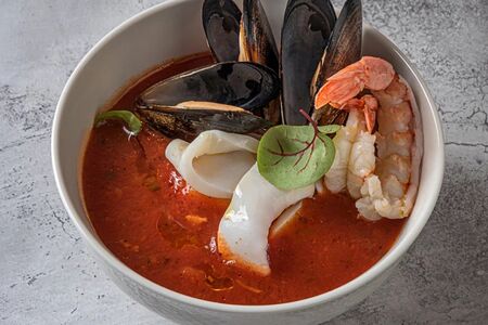 Том ям с морепродуктами