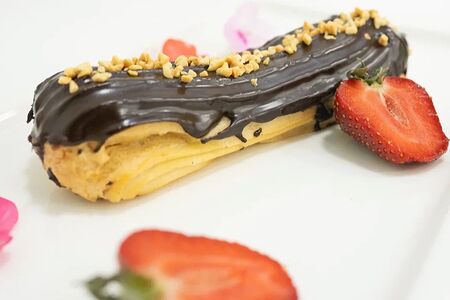 Эклер с варенной сгущенкой