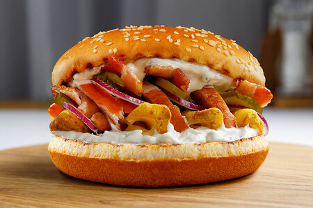 Бургер с копченым куриным филе, беконом и картофелем фри