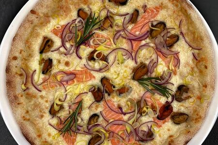 Пицца Скандинавская с лососем и мидиями