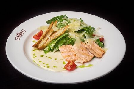 Салат Цезарь с лососем на гриле