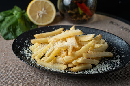 Картофель фри с трюфельным маслом и пармезаном