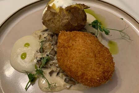 Пожарская котлета с печеным картофелем и грибным жюльеном