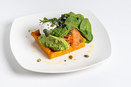 Вафли из батата с яйцом пашот и лососем