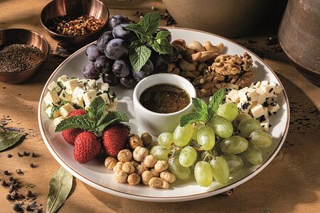 Фруктово-ореховое ассорти с сырами