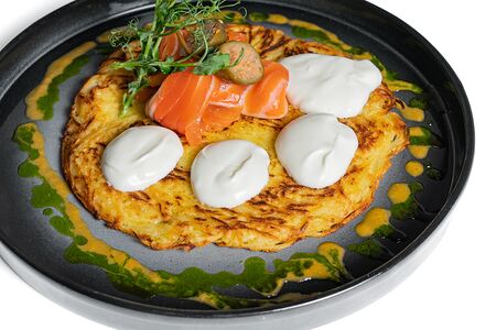 Картофельный драник со сметаной и красной рыбой