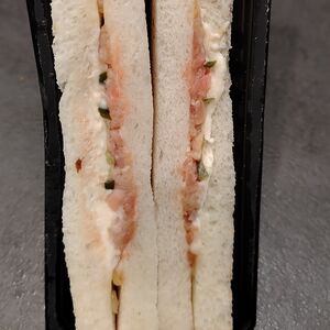 Сэндвич с мортаделлой, салями и пармеджано соус