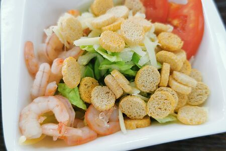  Салат Цезарь с креветкой