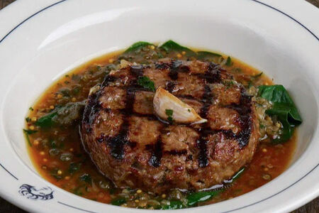 Бифштекс из говядины с соусом шаркутье