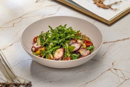 Салат с осьминогом и рукколой