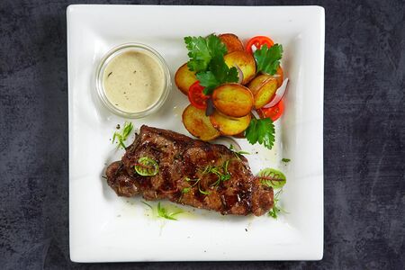 Стейк стриплойн с картофелем черри