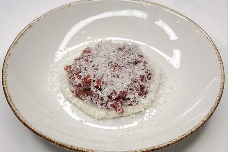 Тартар из говядины с трюфельным сыром