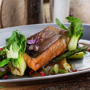 Филе лосося со спаржей и пак-чой