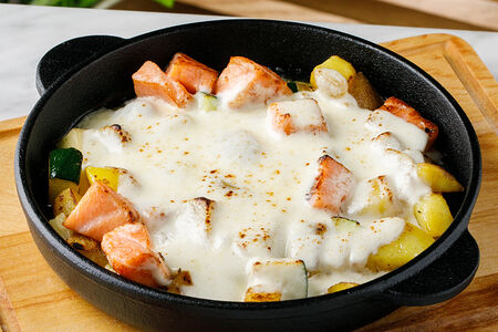 Запеченный картофель с лососем и сырным соусом