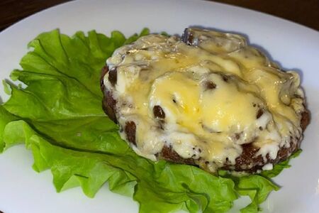 Бифштекс из говядины с грибами и сыром