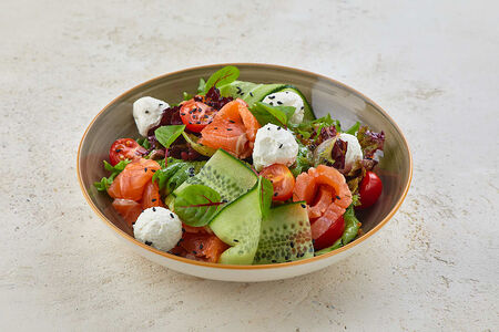 Салат с лососем и творожным сыром