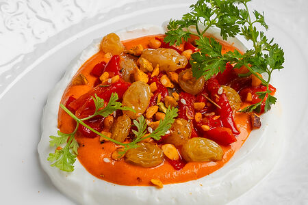 Крем из печеных перцев с изюмом и лабне