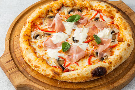 Пицца с прошутто и грибами
