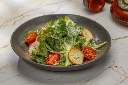 Салат Цезарь с лососем малосольным