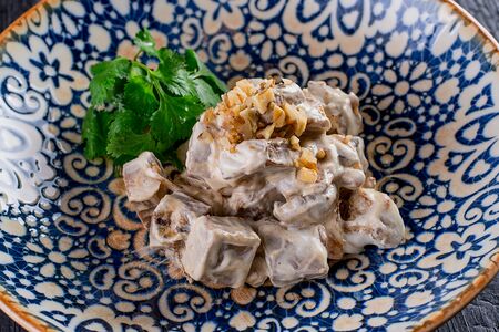 Язык в остром сливочном соусе