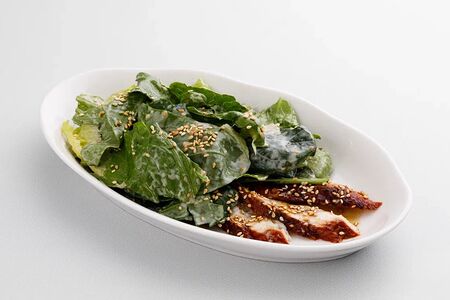 Зеленый салат с копченым угрем