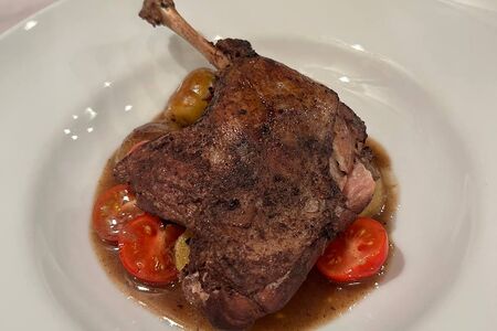 Утиная ножка конфи с мини-картофелем