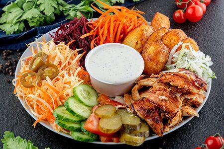 Шаверма на углях, на тарелке