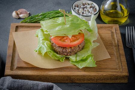 Encore-бургер на листьях салата