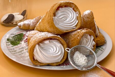 Трубочка с белковым кремом