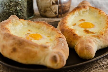 Хачапури по-аджарски с яйцом