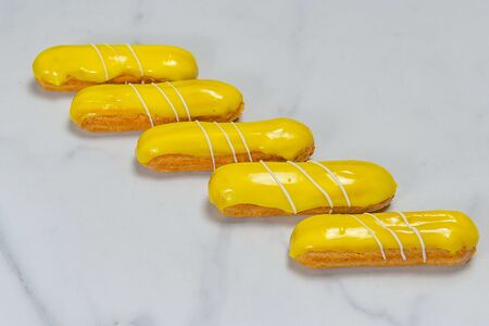 Эклер Манго-маракуйя