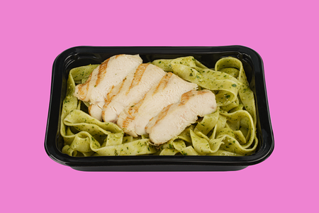 Паста с курицей и песто