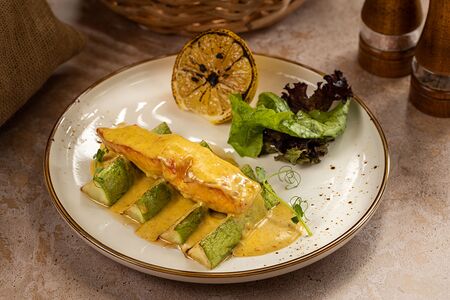 Стейк из лосося с кабачками