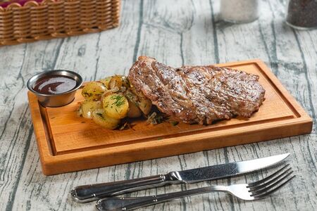 Большая свиная отбивная 