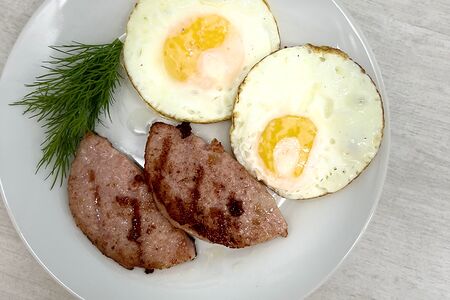 Яичница с колбасой