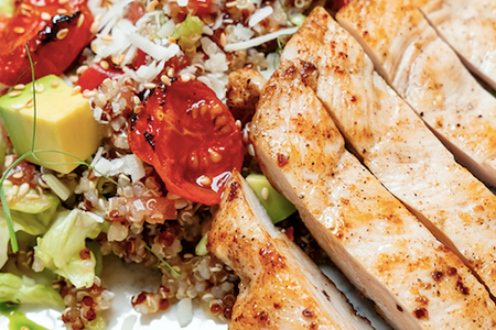 Салат с куриным филе, авокадо и киноа (Завтрак)