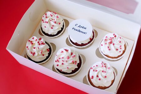 Капкейки с посыпкой сердечки и надписью С днём рождения