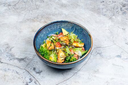 Салат с лососем и сыром халуми