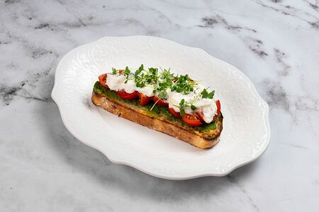 Брускетта с томатами и страчателлой