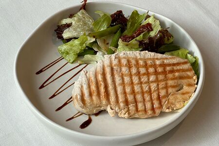 Стейк индейки со стручковой фасолью и миксом зелени