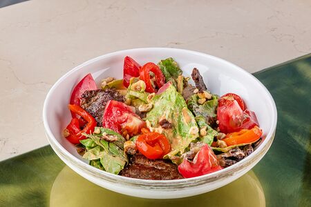 Салат с телятиной и печенным перцем