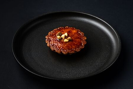 Тарт с имбирным крем-брюле и фисташкой