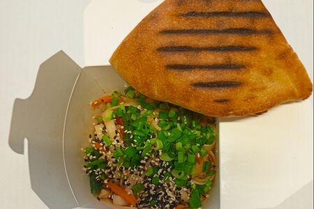 Удон с курицей в кисло-сладком соусе