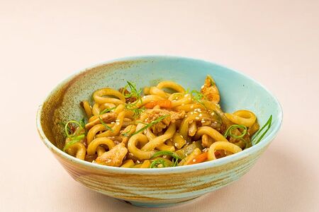 Удон с куриным филе в соусе терияки