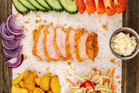 Шаурма на тарелке с айдахо и курицей