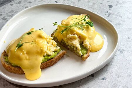 Авокадо-тост со скрэмблом и соусом голландез
