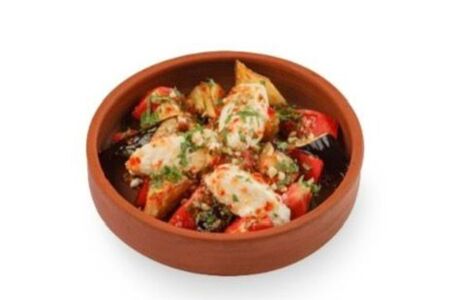 Салат с хрустящими баклажанами и сыром