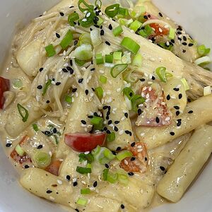 Токпокки сырные в сливочном соусе 