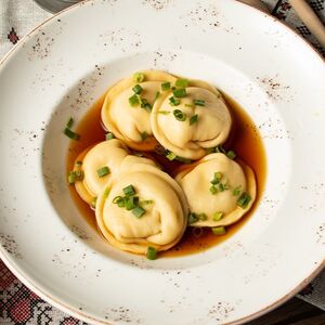 Пельмени из верблюда с грибным соусом